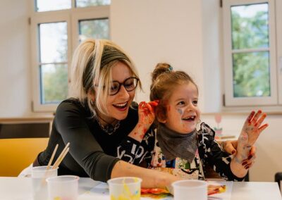 Kreative Zeit mit Farben - Betreuerin und Pflegekind