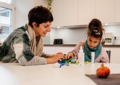 Betreuerin und Pflegekind beim Kneten