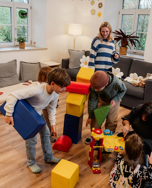 Kinder spielen im Raum