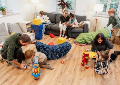 Kinder spielen im Raum mit Betreuern