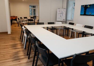 Tische und Stühle im Seminarraum