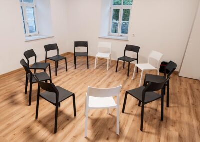 Tische und Stühle im Seminarraum