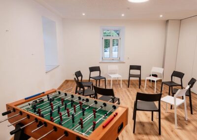 Tische und Stühle im Seminarraum