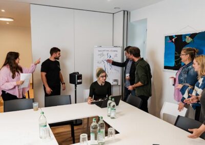 Tische und Stühle im Seminarraum