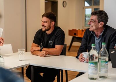 Tische und Stühle im Seminarraum